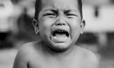 Due bambini abbandonati tra droga e rifiuti: l’orrore a Torino