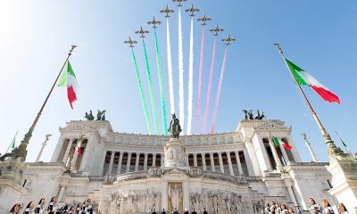 Roma festeggia il 2 giugno con l’omaggio all’Altare della Patria, le frecce tricolore e la parata