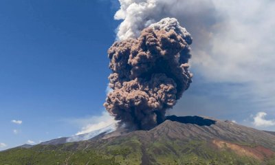 Nuova eruzione dell’Etna: turisti in fuga