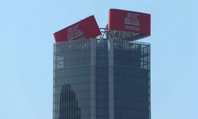 Crolla l’insegna “Generali” in cima al grattacielo di City Life