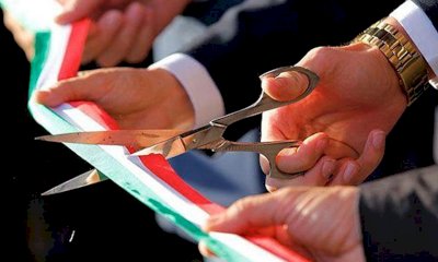 Aristofane bacchetta il presenzialismo dei politici