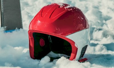 Il casco sulle piste da sci diventa obbligatorio per tutti