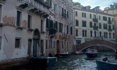 Turismo cafone in Veneto: tra tuffi e abbigliamento inappropriato, Zaia rilancia il daspo urbano