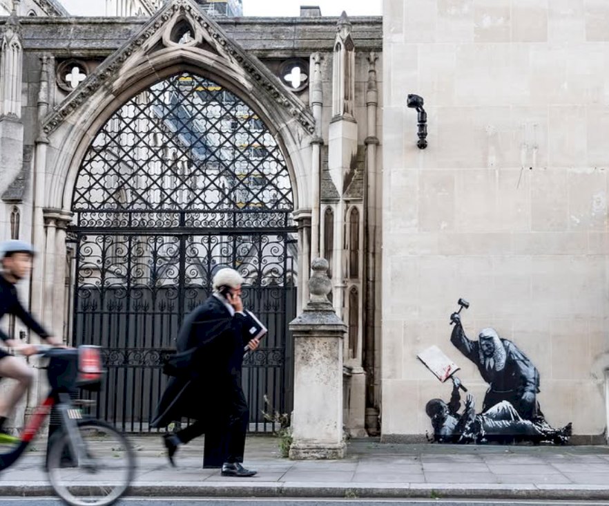 Banksy firma una nuova opera a Londra, critica del sistema giudiziario britannico
