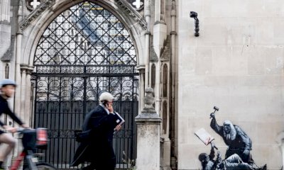Banksy firma una nuova opera a Londra, critica del sistema giudiziario britannico