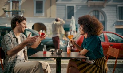 L’aperitivo è un must per oltre 4 italiani su 10: quali sono gli argomenti più chiacchierati?