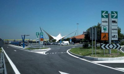 È vero che solo in Italia i segnali autostradali sono verdi, mentre nel resto dell’Europa blu?