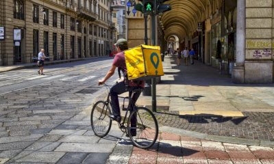 Foodinho sotto controllo giudiziario: 40mila rider vittime di sfruttamento 