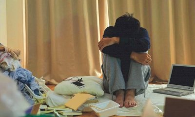 Oltre 200mila hikikomori in Italia: la solitudine che confonde l&rsquo;Ia con le relazioni umane