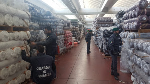 Contrabbando di tessuti: imprenditore cinese evade oltre 100 milioni di euro