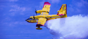 Due canadair dei Vigili del fuoco in volo verso Atene