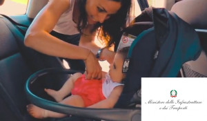 Bimbi in auto, parte la campagna di sensibilizzazione del Governo