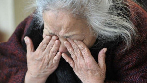 Strappa la catenina ad una anziana signora: arrestato