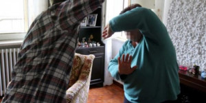 Picchia la mamma e la Polizia lo arresta