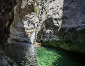 Cinque morti in Corsica, travolti da un'onda anomala in un canyon