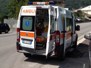 Caserta: si appoggia a lampione e muore fulminato