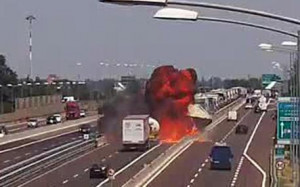 Inferno a Bologna: riaperta carreggiata A14, Conte in visita ai feriti