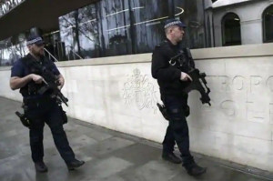 Far west Londra: spari davanti alla metro