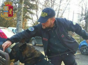 Prima offre la droga agli agenti in borghese, poi li minaccia con un coltello