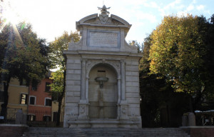 Roma: Carabinieri fermano straniero che si immerge nella fontana di piazza Trilussa
