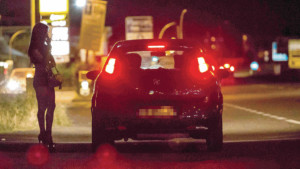 Costringeva la moglie a prostituirsi per giocare alle slot