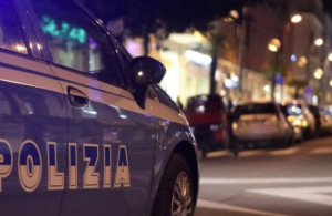 Litigio in strada tra due donne: si staccano le dita a morsi