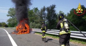 Spettacolare incendio sull'autostrada A8