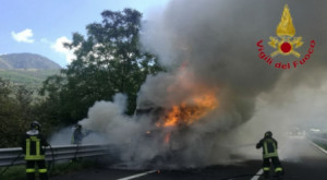 Avellino, i Vigili del Fuoco impegnati in tre distinti interventi per incendio autoveicoli