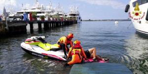 Soccorso un ragazzo nel porto di Viareggio