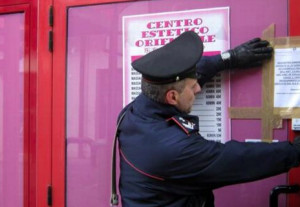 In baby doll accoglieva i clienti nel centro estetico: straniera denunciata