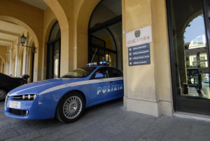 'Guerra privata' tra vicini di casa finisce male per tutti: tre uomini arrestati