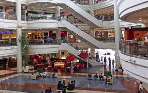 Si va verso le chiusure domenicali dei centri commerciali