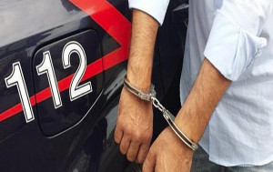 Provocano incidente con furgone rubato e fuggono