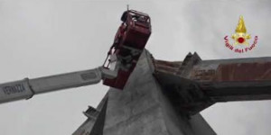 Genova, posizionamento dei sensori di monitoraggio sul Ponte Morandi