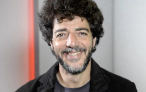 Danneggia le strutture del palco per il concerto di Max Gazzè