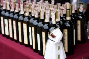 Vendevano a 80 euro bottiglie dal valore commerciale di 7 euro