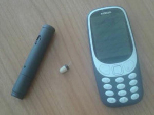 Cerca di superare l'esame della patente con auricolare e telefonino