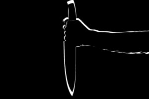 Nigeriano trentenne esce in strada seminudo con un coltello da cucina