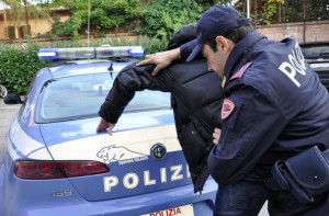 Siena: cerca di entrare nella Caserma della Polizia di Stato e poi si scaglia contro gli agenti