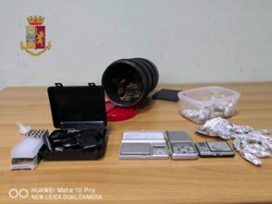 A letto con droga e pistola pronta a sparare sul comodino