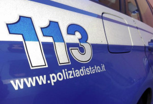 Un giovane rifiuta di offrire da bere a due balordi che lo massacrano di botte