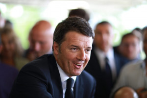 Renzi scatenato sui social: 'Beppe Grillo, per me fai schifo'