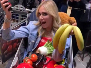 Festa per Fedez al supermercato: sui social è polemica