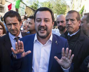 Salvini contestato a San Lorenzo risponde: 'Torno con la ruspa'