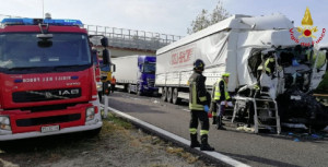 Verona: incidente stradale tra tre tir sulla A22