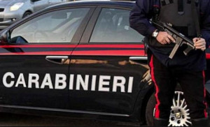 Non si ferma all'alt e si lancia in corsa dall'auto rubata