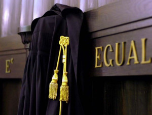 Legittimo destituire un magistrato che accetta favori da imputati