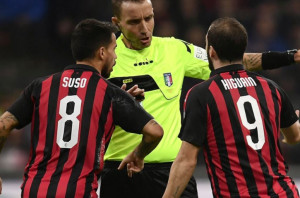 Calcio, due turni a Higuain. Salvini contro l'argentino: 'Indegno'