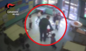 Schiaffi e spinte ai bimbi all'asilo: arrestato un maestro a Milano