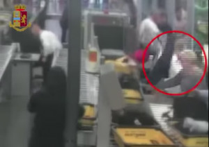 Fiumicino, prende i soldi e scappa al gate